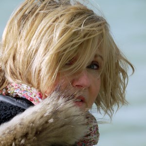 Femme blonde aux cheveux dans le vent - France  - collection de photos clin d'oeil, catégorie portraits